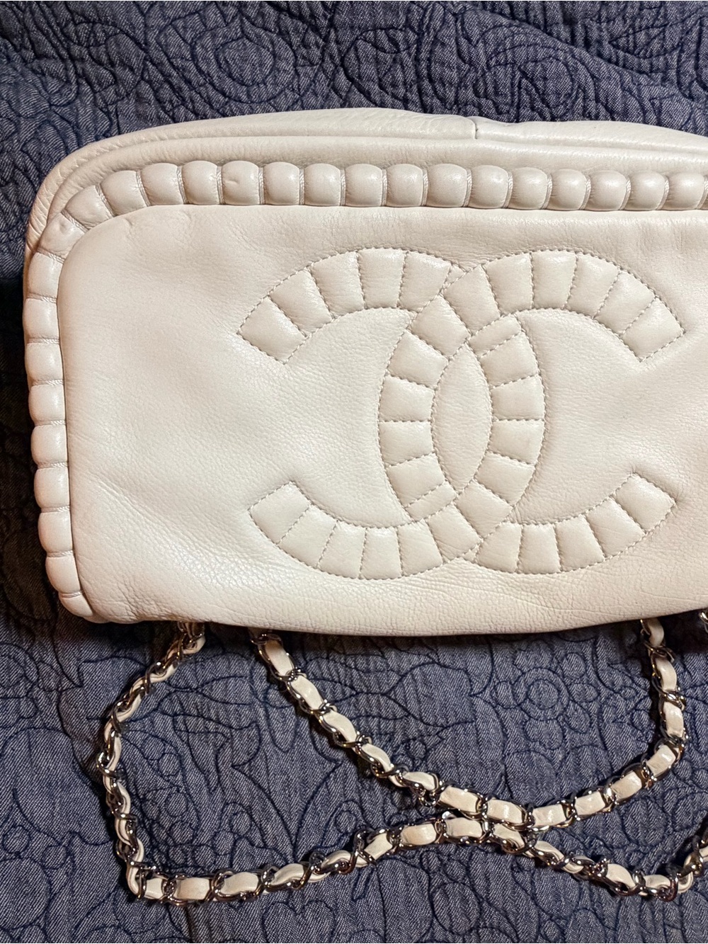 CHANEL Cream Quilted Lambskin Shoulder Bag with silver-tone Chain - Picture 10 of 17